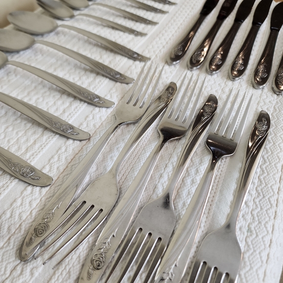 24-Piece Oneida Roseanne Stainless Flatware Set Stainless Canada - Picture 10 of 10